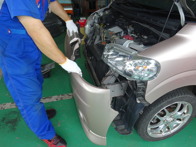 部品を車体へ取り付ける